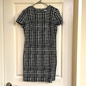 Calvin Klein black and white printed midi short-sleeve sheath dress